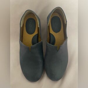 b.ø.c. Suree slip-on loafers with a leather upper in a navy Women’s size 6